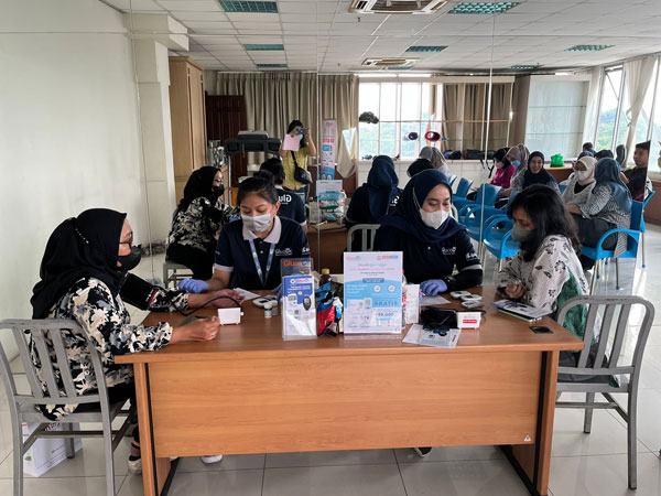 suasana cek gula darah gratis di PT Warna-warni
