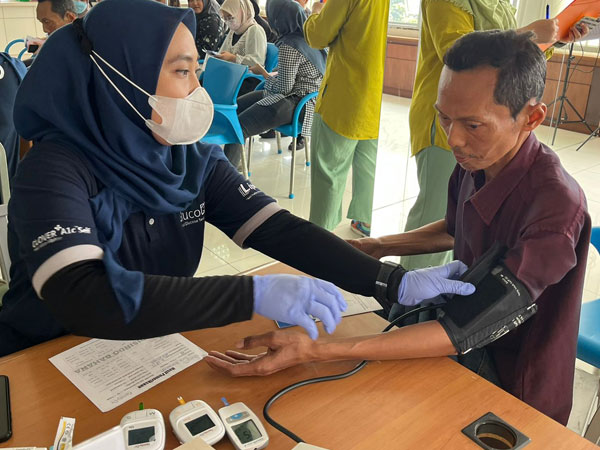 suasana cek gula darah gratis di PT Warna-warni