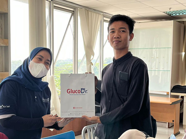 suasana cek gula darah gratis di PT Warna Warni
