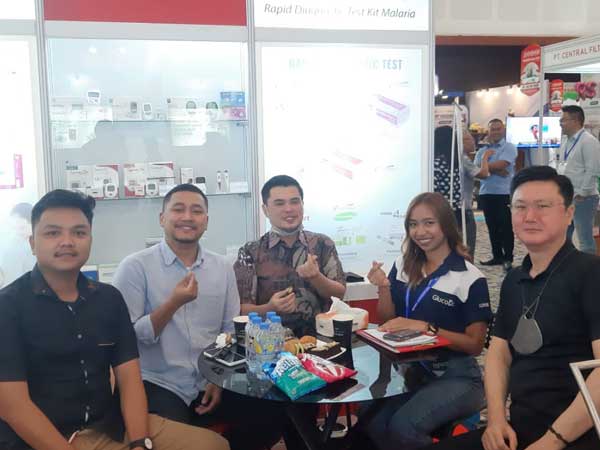 pengusaha alkes surabaya saat berkunjung di booth PT. Medisindo Bahana