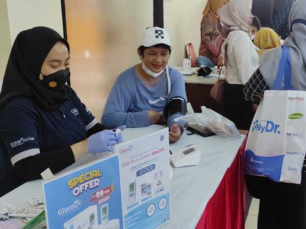 kelurahan johar baru mengadakan edukasi dan pemeriksaan gratis glucodr