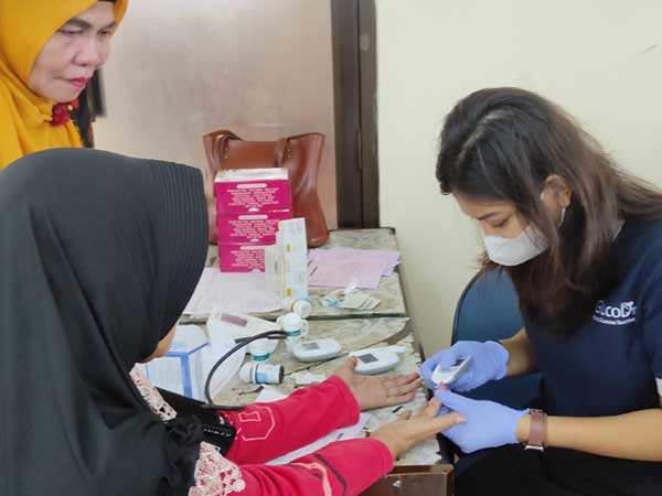 kelurahan johar baru mengadakan edukasi dan pemeriksaan gratis glucodr