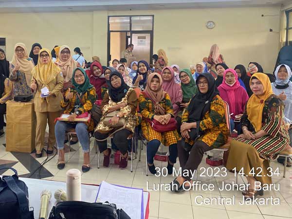 kelurahan johar baru mengadakan edukasi dan pemeriksaan gratis glucodr