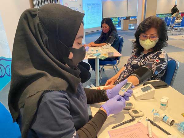 edukasi dan periksa gratis gula darah bersama GlucoDr