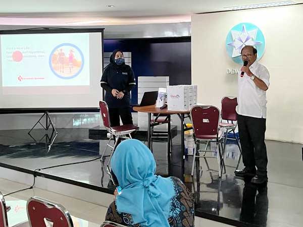 Kegiatan cek gula darah gratis dengan GlucoDr di kantor Dewan Pers Jakarta