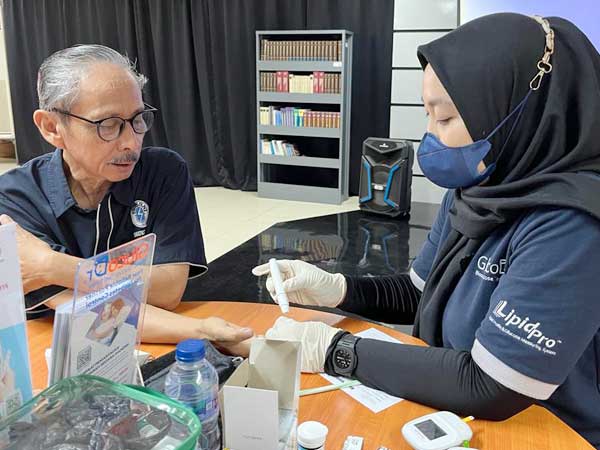 Kegiatan cek gula darah gratis dengan GlucoDr di kantor Dewan Pers Jakarta