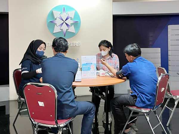 Kegiatan cek gula darah gratis dengan GlucoDr di kantor Dewan Pers Jakarta