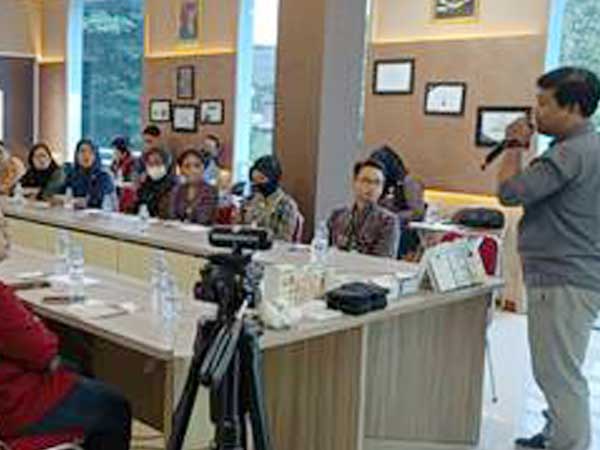 suasana saat sesi product knowledge berlangsung