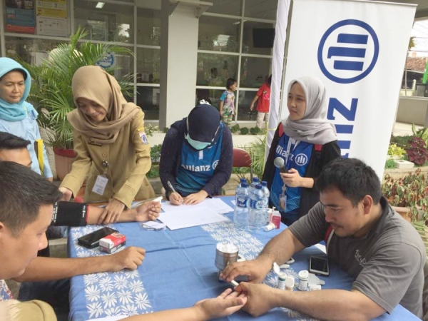 Suasana booth stand PT Medisindo Bahana pada Bazaar Kelurahan Guntur Yayasan Allianz Peduli