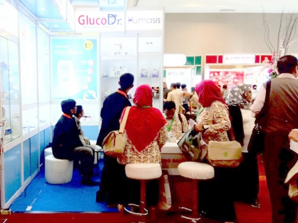 Suasana booth stand PT Medisindo Bahan pada RAKERNAS PATELKI) XIII Surabaya