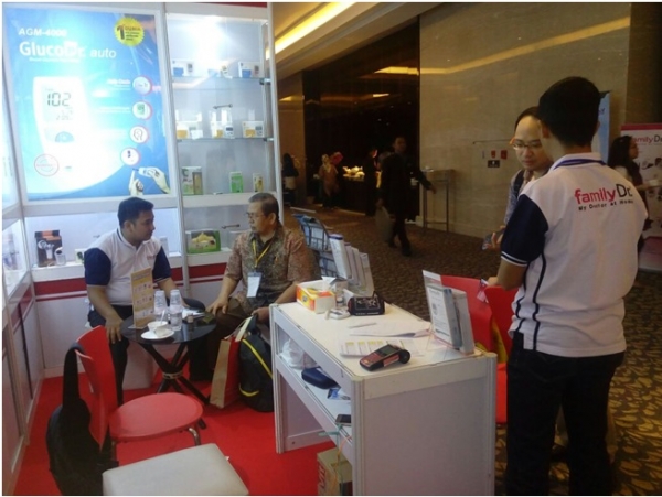Suasana di booth stand PT Medisindo Bahana pada acara Jakarta Diabetes Meeting 2017