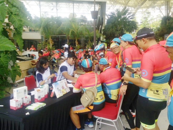 Suasana di booth stand PT Medisindo Bahan pada acara Lions Ride Fun Bike 2017