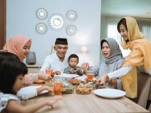 Keluarga Muslim Dalam Suasana Bulan Suci Ramadhan (Illustrasi)