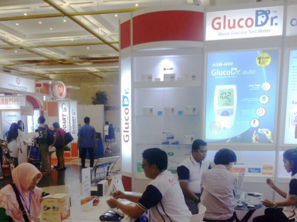 Suasana booth stand PT Medisindo Bahana pada acara Indo Medtek 2018 Jakarta