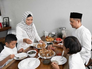 Suasana Keluarga Saat Bulan Puasa (ilustrasi)